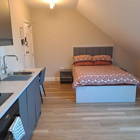 Sands House - Luxury Modern Studios With Secure Parking In Epsom, Surrey Bagian luar foto